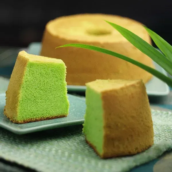 Time Flows Thin as Clothes: Pandan Cake from Bengawan Solo