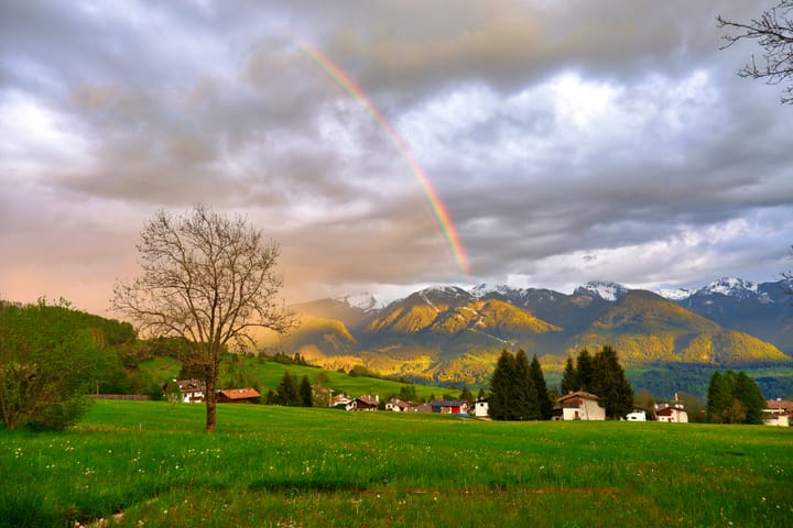 Rainbow After Coffee: Notes from 35,000 Feet and a Toasted Bun